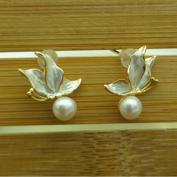 Boucles d’oreilles feuilles blanc nacré et dorées avec perles blanches suspendues