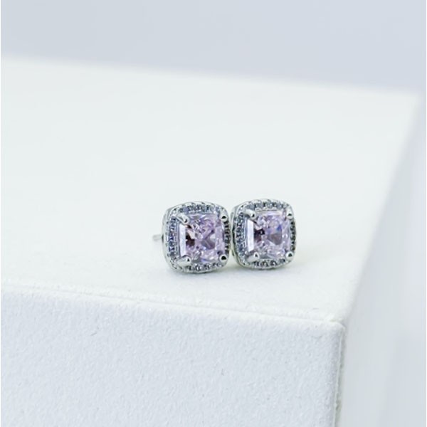 Boucles d’oreilles alexandrite rose poudré 6 mm avec halo de moissanites en vermeil or blanc 18K