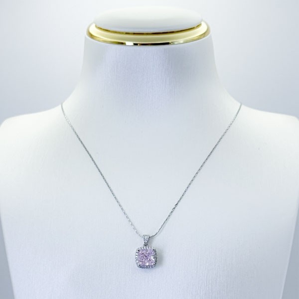 Collier en alexandrite de laboratoire 8 mm avec moissanite et monture en vermeil or blanc 18K Collier en alexandrite de laboratoire 8 mm avec moissanite et monture en vermeil or blanc 18K