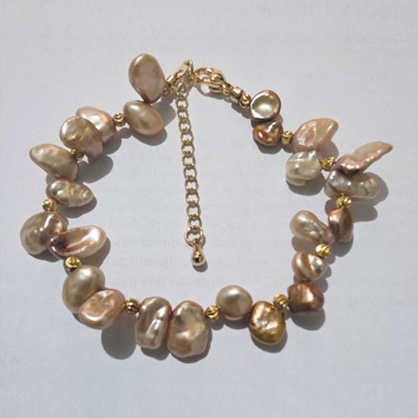 Bracelet en perles baroques champagne et beige rosé avec détails dorés Bracelet en perles baroques champagne et beige rosé avec détails dorés