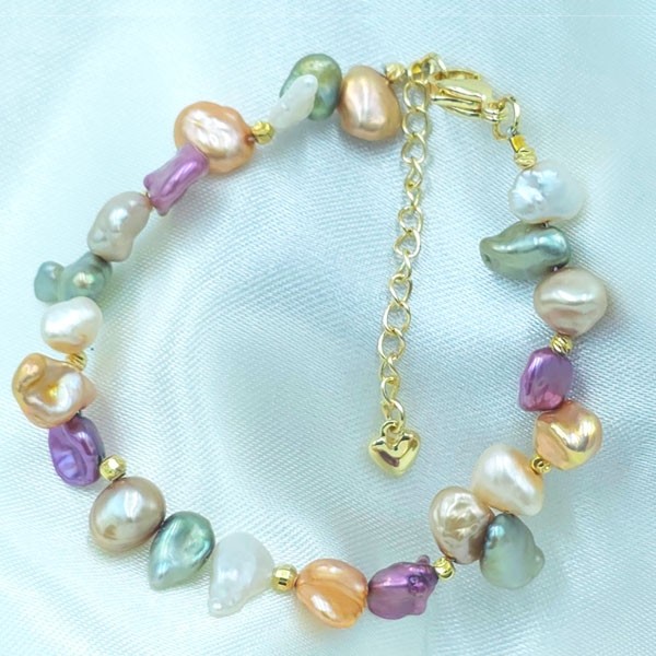 Bracelet en perles de culture multicolores avec détails dorés Bracelet en perles de culture multicolores avec détails dorés