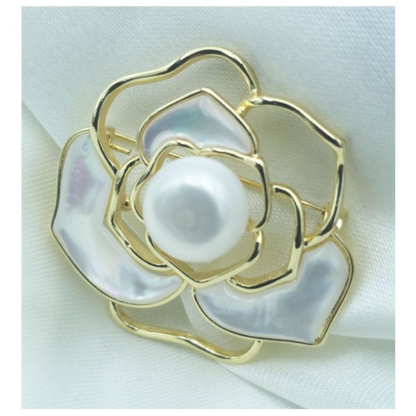 Broche fleur dorée avec pétales nacrés et perle centrale – SmileMauritius
