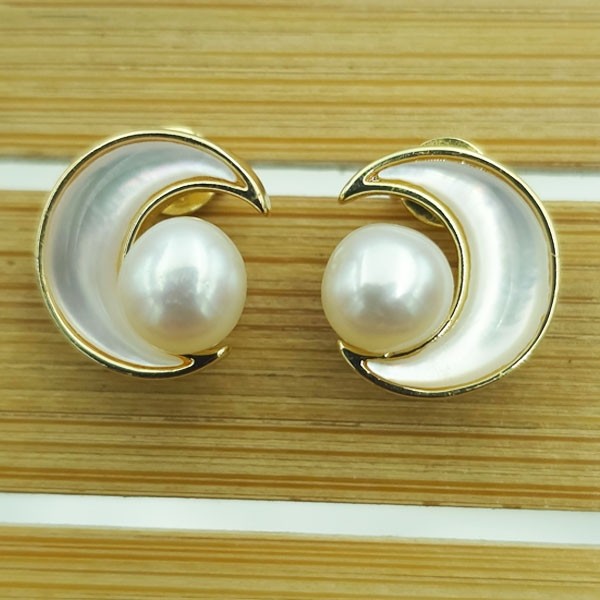 Boucles d’oreilles croissant de lune dorées et blanc nacré avec perles blanches Boucles d’oreilles croissant de lune dorées et blanc nacré avec perles blanches