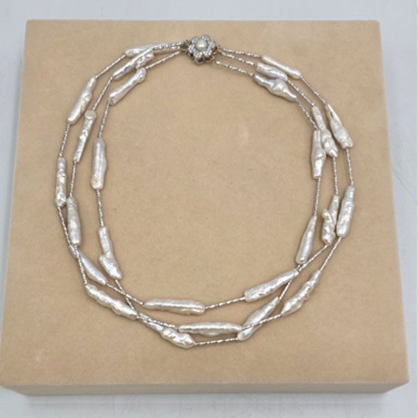 Collier trois rangs en perles d’eau douce baroques blanches allongées