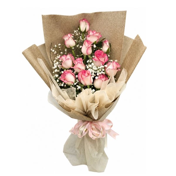 Bouquet de roses bicolores blanc et rose avec gypsophile et emballage naturel – SmileMauritius Bouquet de roses bicolores blanc et rose avec gypsophile et emballage naturel – SmileMauritius