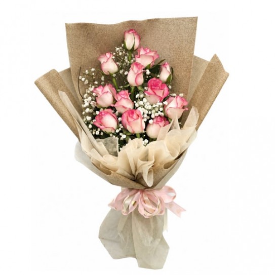 Bouquet de roses bicolores blanc et rose avec gypsophile et emballage naturel – SmileMauritius