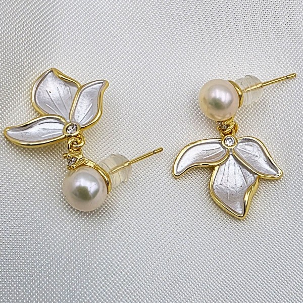 Flower-inspired pearl drop earrings