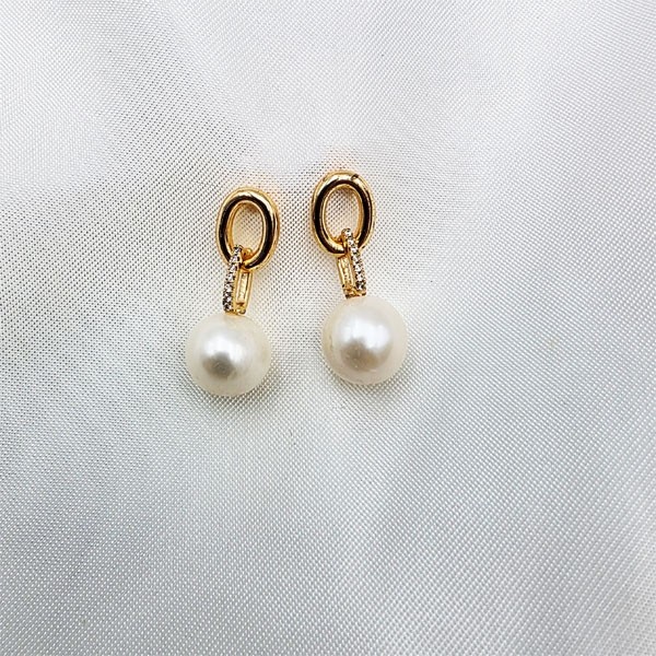 Pearl Drop Earrings – A Classic Gift for Any Occasion