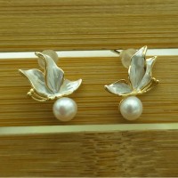Boucles d’oreilles feuilles blanc nacré et dorées avec perles blanches suspendues
