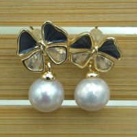 Boucles d’oreilles nœud noir et doré avec perles blanches suspendues