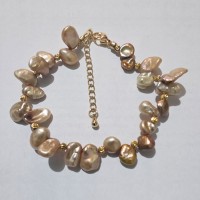 Bracelet en perles baroques champagne et beige rosé avec détails dorés