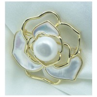 Broche fleur dorée avec pétales nacrés et perle centrale – SmileMauritius