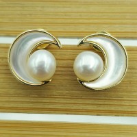 Boucles d’oreilles croissant de lune dorées et blanc nacré avec perles blanches