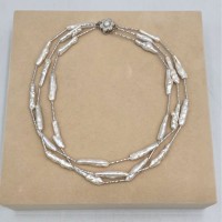 Collier trois rangs en perles d’eau douce baroques blanches allongées